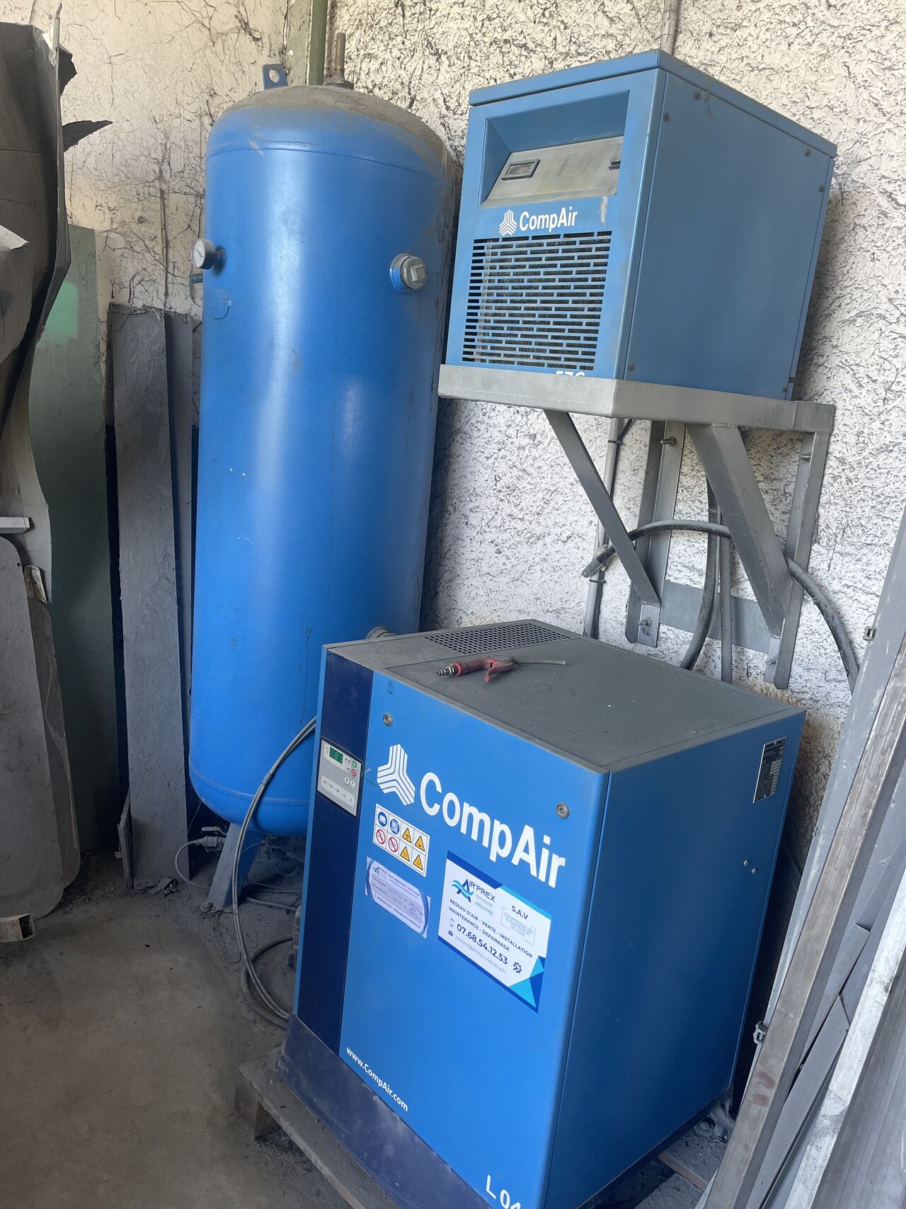 Airprex Industrie propose des solutions d'installation sur mesure pour divers secteurs industriels, incluant les compresseurs à vis et à piston. 